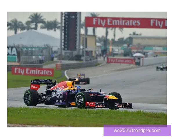 F1赛季最新动态：红牛车队表现强势 法拉利和梅赛德斯展开激烈竞争