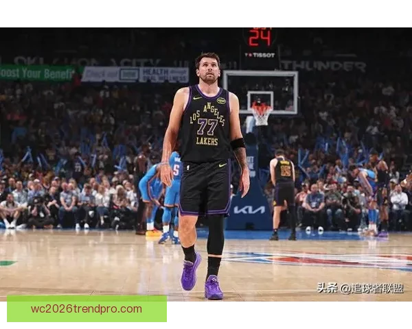 NBA热议东契奇季后赛持球时间过长 双刃剑效应究竟成就还是拖累球队 NBA热议东契奇季后赛持球时间过长 双刃剑效应究竟成就还是拖累球队